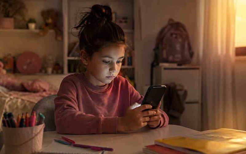 niña de 10 años en su habitacion