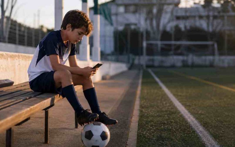 niño con pelota de futbol